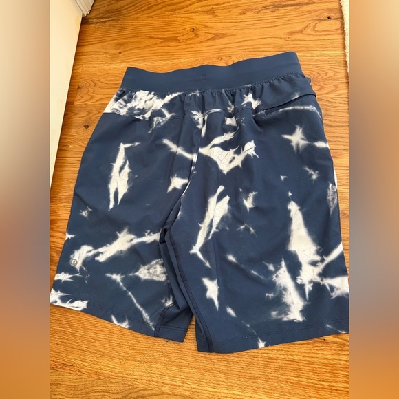 Lululemon T.H.E. Linerless Short 9" Indigo Ice Print Blue Multi Size Small Mens - Picture 13 of 13